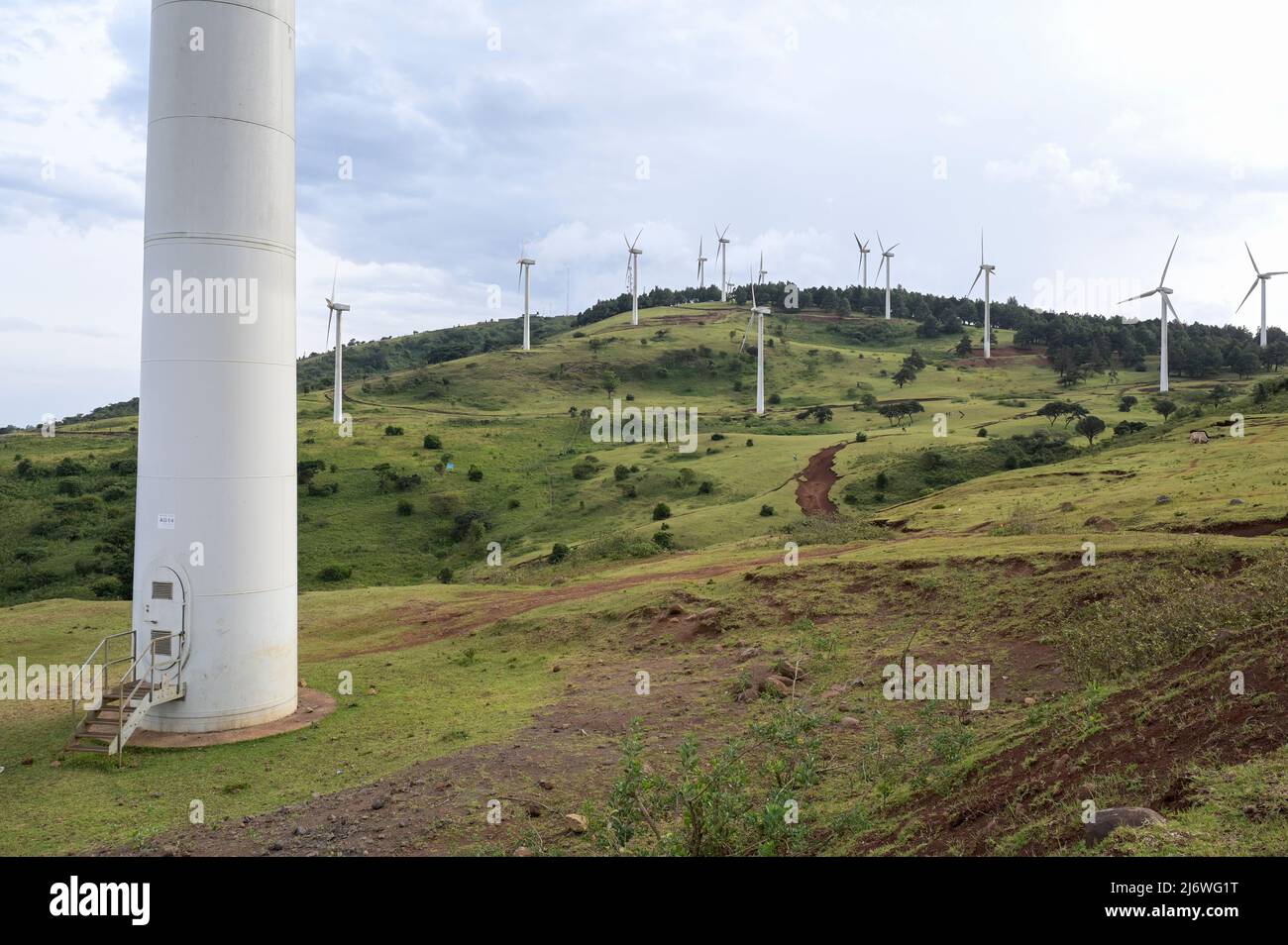 KENIA, Nairobi, Ngong Hills, 25,5 MW Windkraftwerk mit Gamesa Windkraftanlagen, Eigentum und Betrieb der KENGEN Kenya Electricity Generating Company, Gamesa ist Teil des Unternehmens Siemens Gamesa Renewable Energy/KENIA, Ngong Hills Windpark, Betreiber KenGen Kenya Electricity Generating Company mit Gamesa Windkraftanlagen Stockfoto