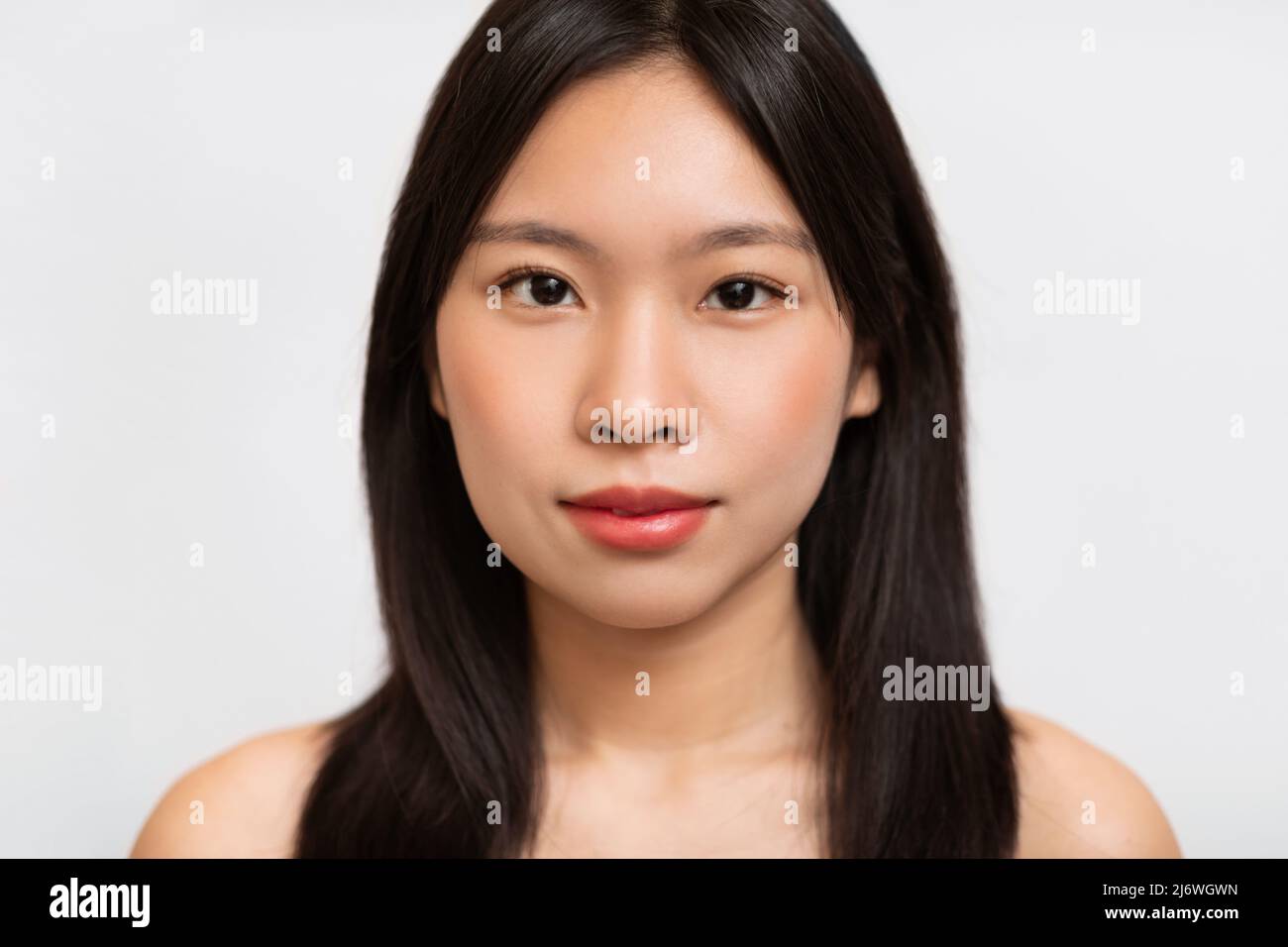 Headshot Portrait einer jungen asiatischen Frau, die posiert und die Kamera anschaut Stockfoto