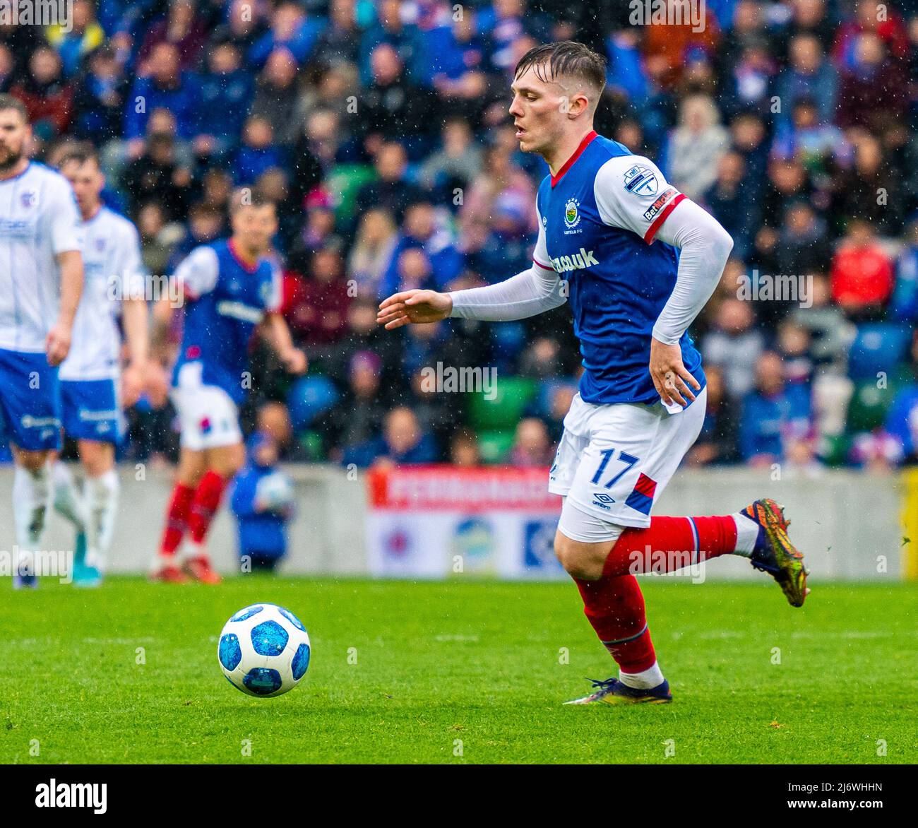 Linfield-Spieler Chris McKee stellte im Windsor Park, Belfast, ein Bild von Coleraine vor. Stockfoto