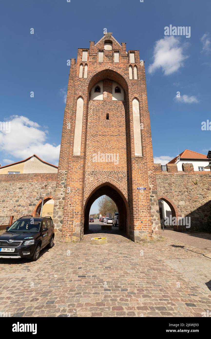 Alte mittelalterliche Stadtmauer und Tor in Templin, Deutschland Stockfoto