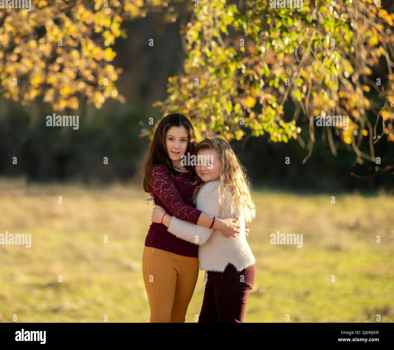Porträt von zwei charmanten freundlich fröhliche Mädchen tragen lässig umarmt gute Laune. Stockfoto