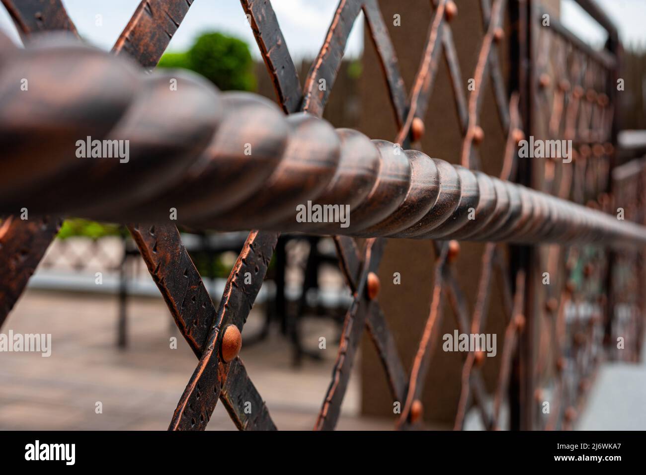 Schmiedeeiserne und verdrehte Geländer. Metallprodukte. Stilisierung des Designs im alten Stil Stockfoto