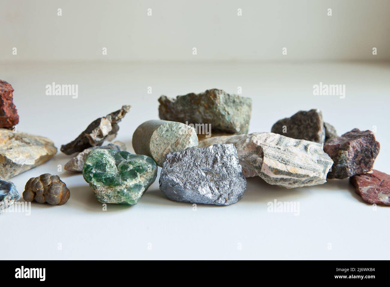 Geologie und Wissenschaft-verschiedene bunte Mineralien-Edelstein-Textur. Natürliche Mineralsteine aus nächster Nähe Stockfoto