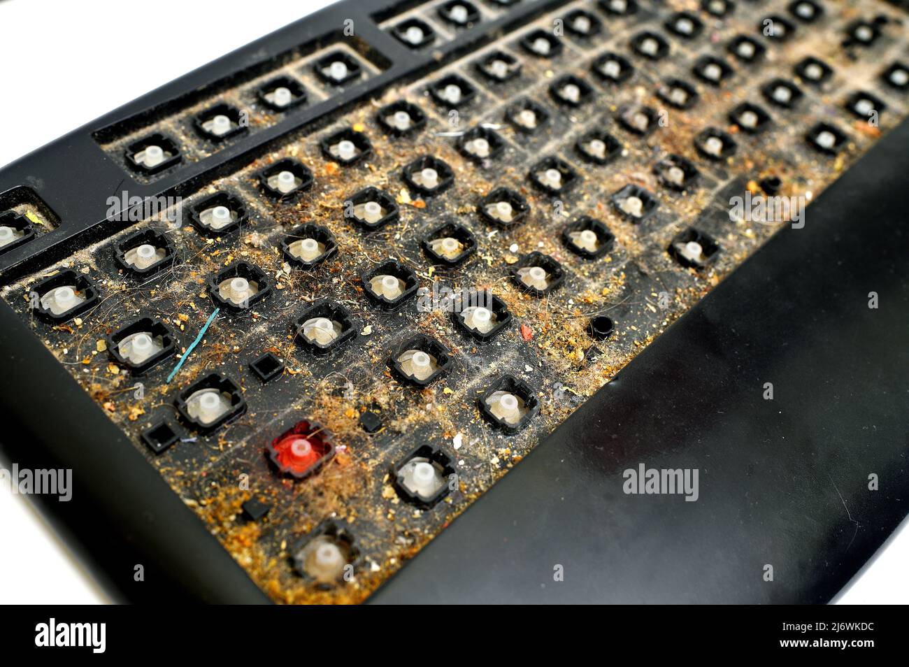 Sehr schmutzige schwarze, zerlegte Tastatur in Nahaufnahme Stockfoto