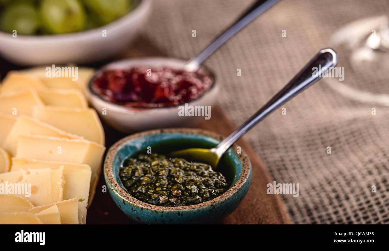 Kleine Tonschüssel mit Pesto-Sauce, einer italienischen Sauce, aus Basilikum mit Pinienkernen, Knoblauch, Salz, geriebenem Parmesan oder Pecorino-Käse, gemischt mit extra Stockfoto