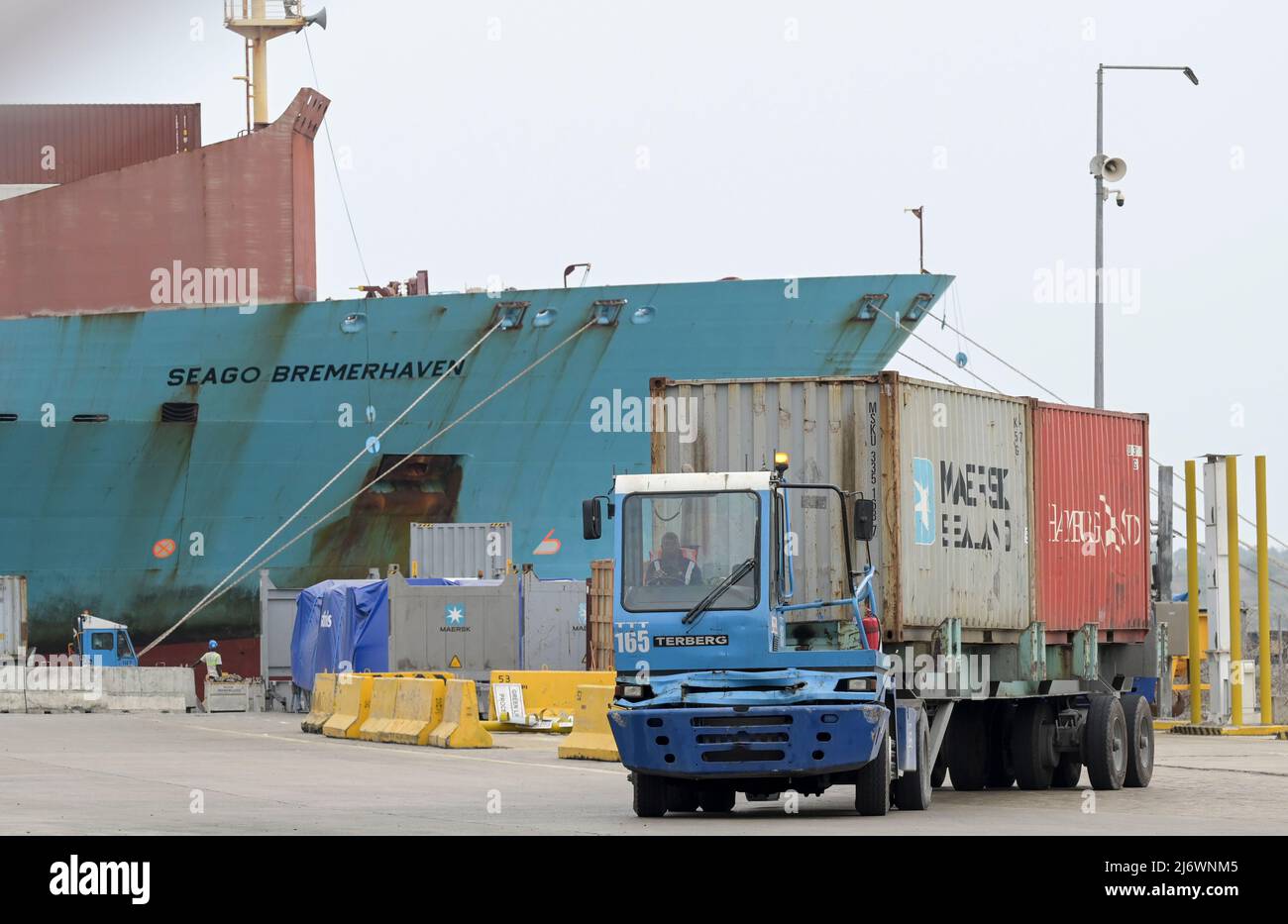 KENIA, Mombasa, Seehafen, CT-1 Containerterminal, Anhänger mit Maersk und Hamburg Sued Container vom dänischen Containerschiff Seago Bremerhaven / KENIA, Mombasa, Seehafen, CT-1 ContainerTerminal Stockfoto