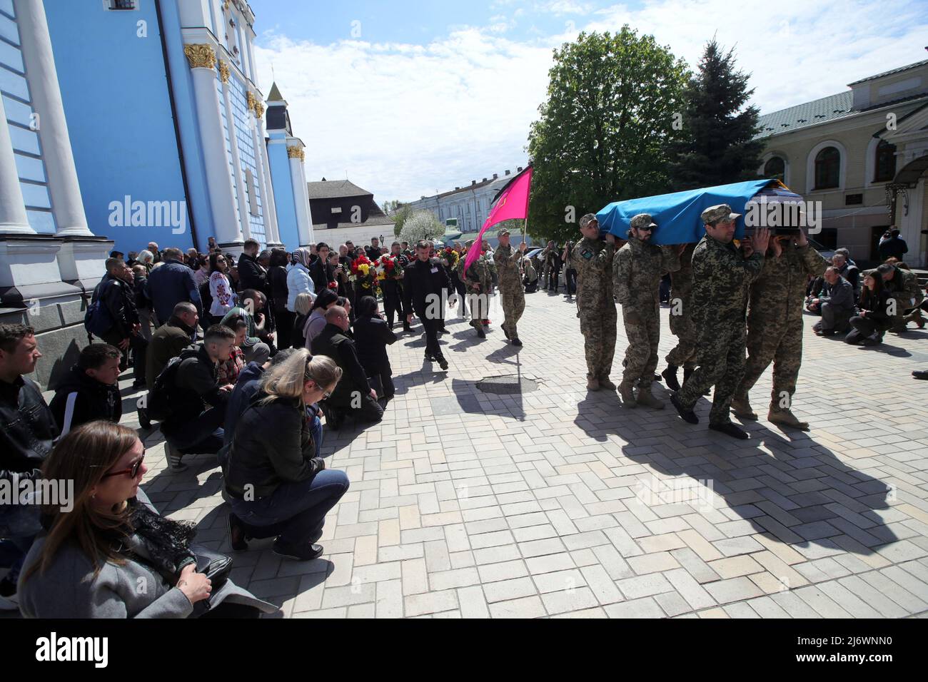 Kiew, Ukraine - 4. Mai 2022 - das Foto des Verteidigers des Donezker Flughafens, Junior-Sergeant der ukrainischen Streitkräfte, Fotograf, Teilnehmer des russisch-ukrainischen Krieges, ukrainischer Militärangehöriger Ruslan Borovyk (nom de guerre Bahdad) ist während des Trauerdienstes in der St. Michaels Golden-Dome-Kathedrale in Kiew, der Hauptstadt der Ukraine, abgebildet. Dieses Foto kann nicht in der Russischen Föderation verteilt werden. Foto von Pavlo Bagmut/Ukrinform/ABACAPRESS.COM Stockfoto
