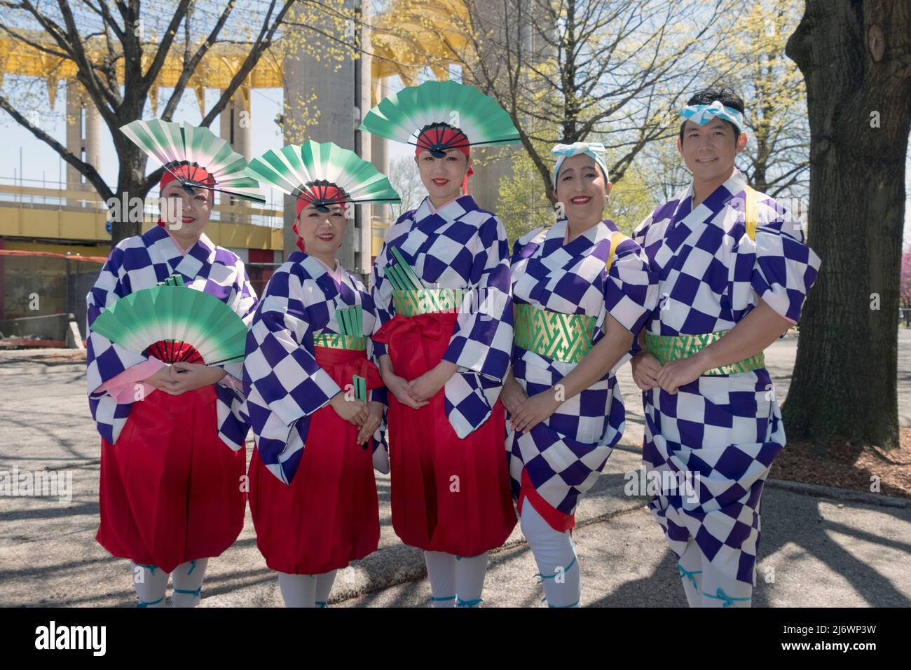 Posierte Porträt von 5 Frauen Mitglieder des japanischen Volkstanzinstituts bei der Sakura Mtsuri Feier. In Queens, New York. Stockfoto