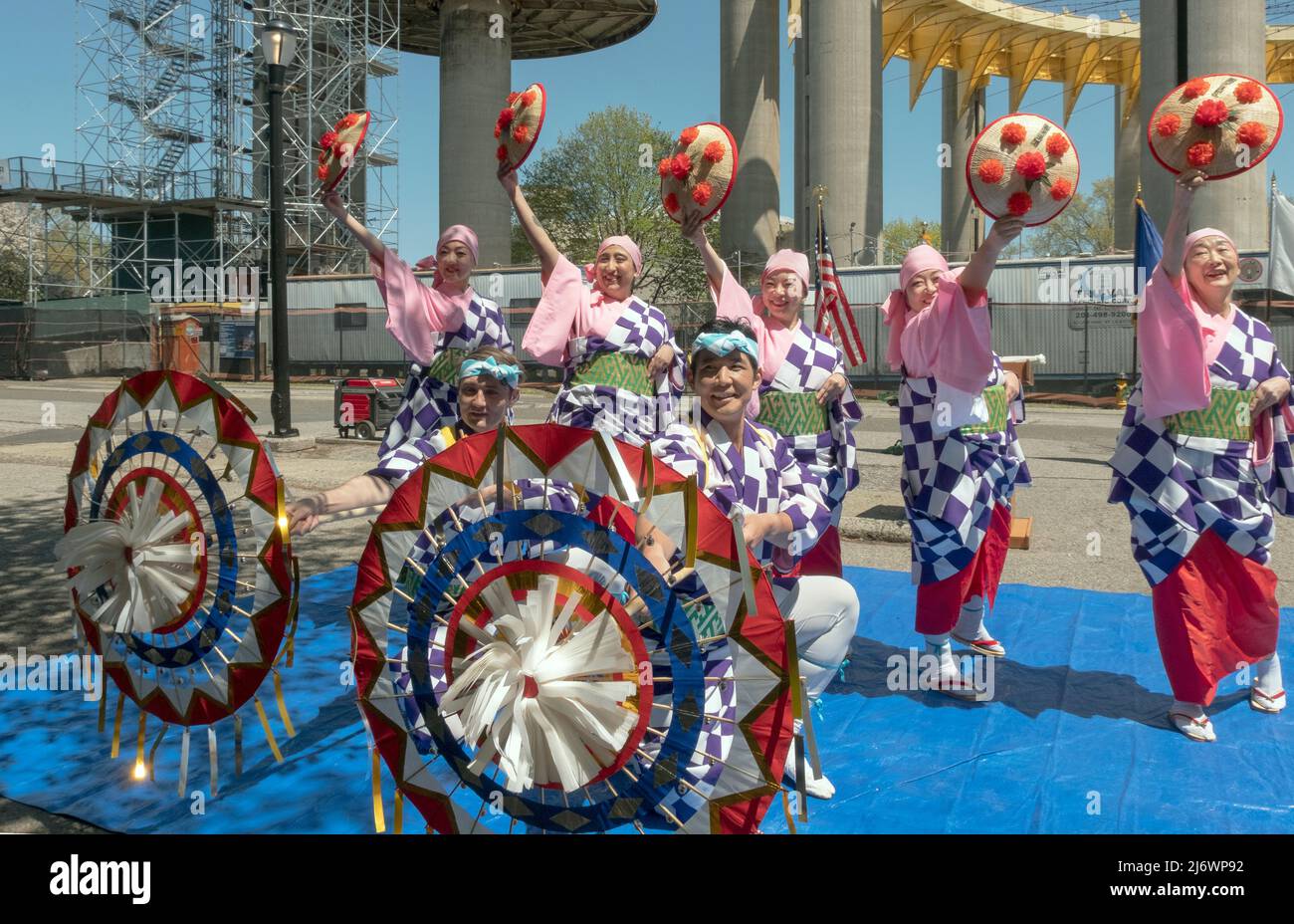 Mitglieder des japanischen Volkstanzinstituts bei der Feier der Kirschblüte und der US-japanischen Freundschaft in Sakura Matisi. In Queens, New York. Stockfoto