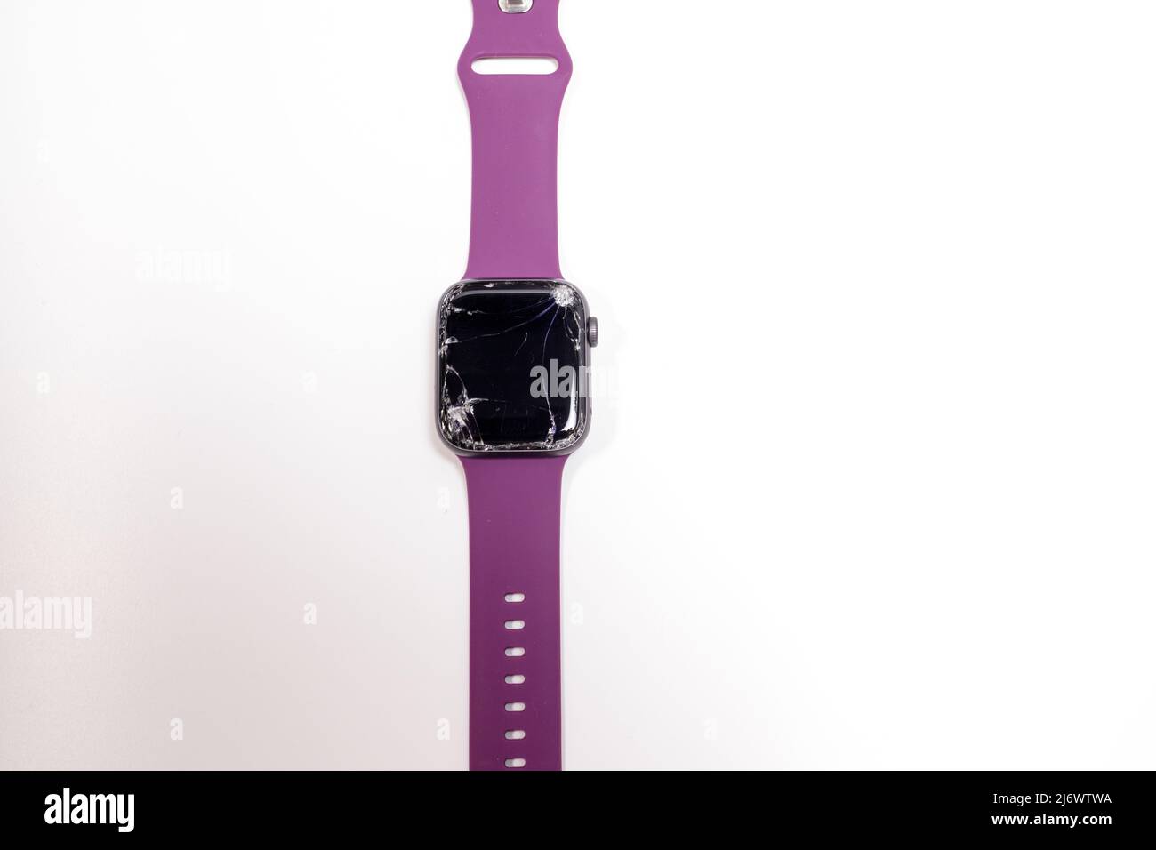 Newburn UK: 1.. Mai 2022: Eine kaputte Apple Watch Serie 4 mit einem zertrümmerten Bildschirm kaputtes Glas Stockfoto