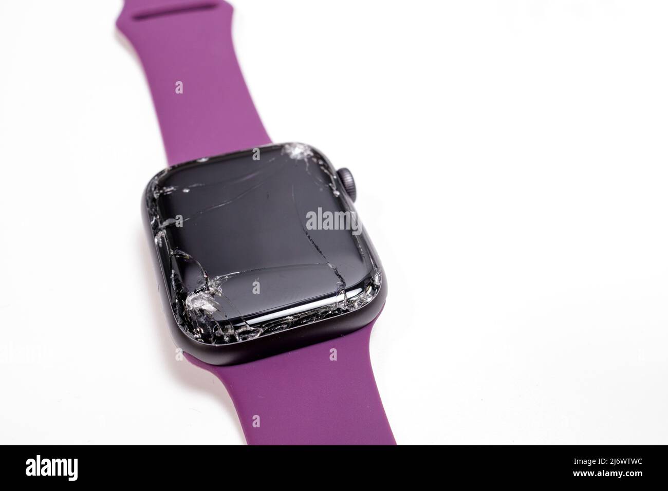 Newburn UK: 1.. Mai 2022: Eine kaputte Apple Watch Serie 4 mit einem zertrümmerten Bildschirm kaputtes Glas Stockfoto