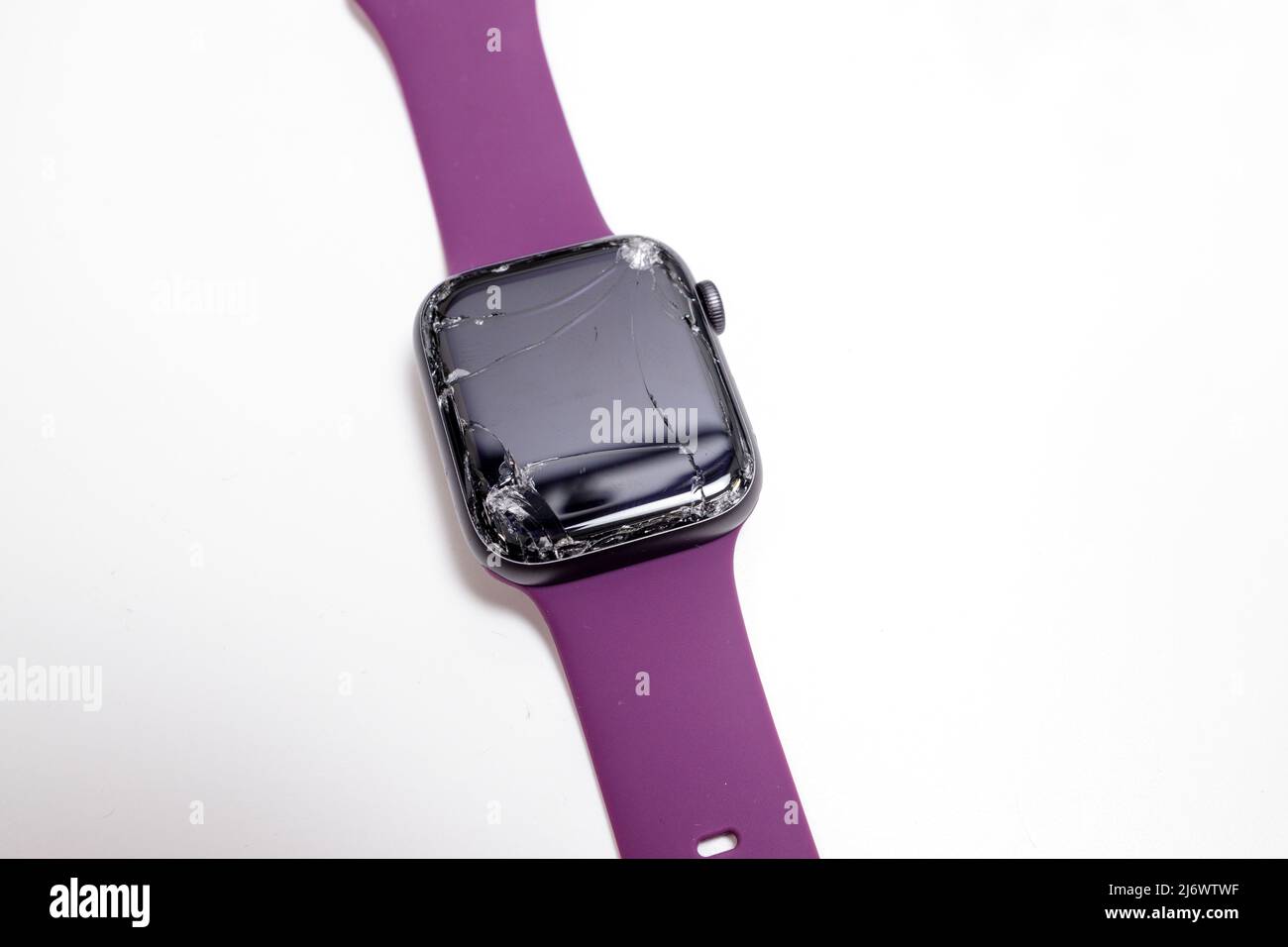 Newburn UK: 1.. Mai 2022: Eine kaputte Apple Watch Serie 4 mit einem zertrümmerten Bildschirm kaputtes Glas Stockfoto