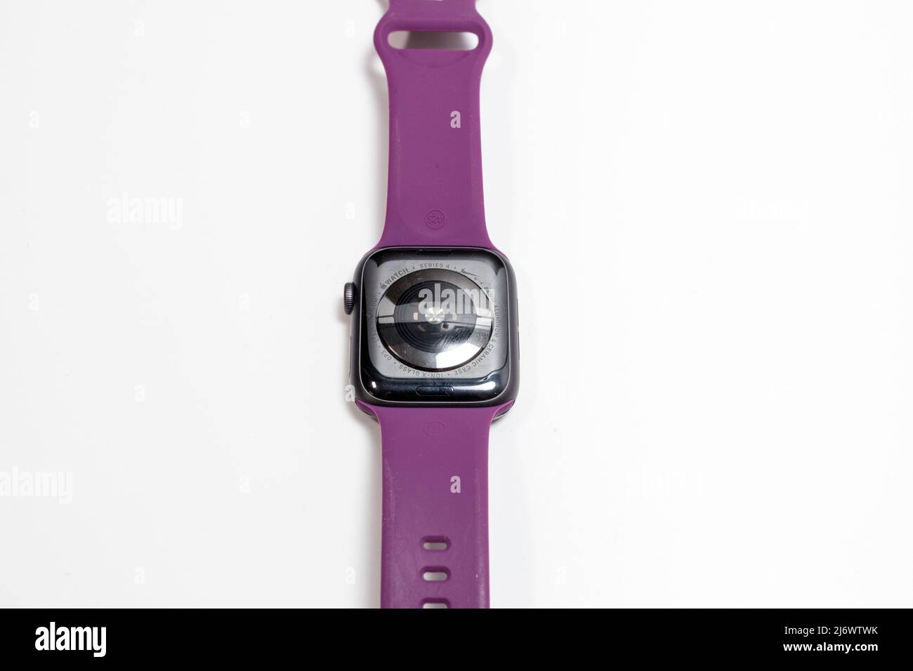 Newburn UK: 1.. Mai 2022: Eine kaputte Apple Watch Serie 4 mit einem zertrümmerten Bildschirm kaputtes Glas Stockfoto
