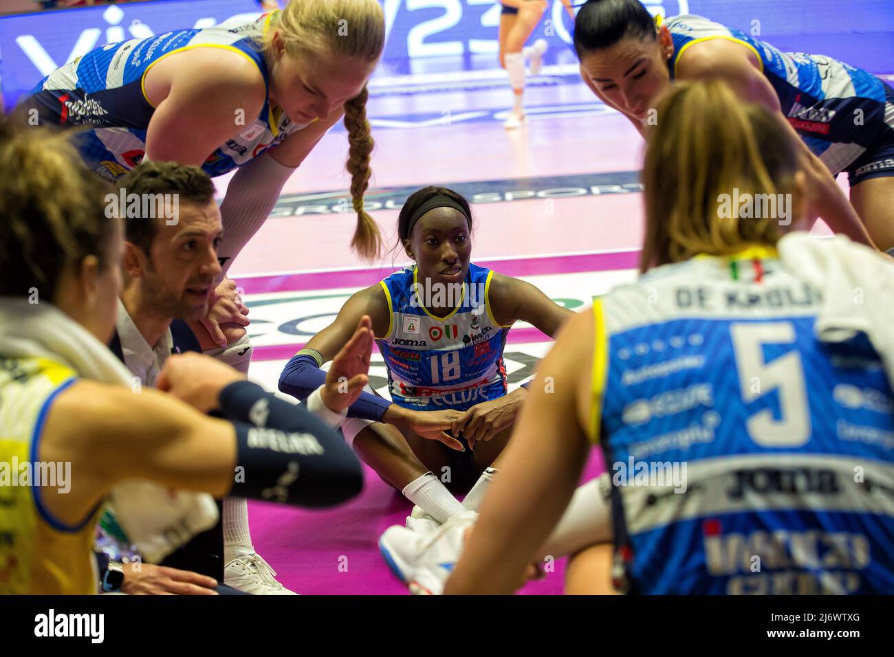 DANIELE SANTARELLI (Trainer Imoco Conegliano) mit Team während der Auszeit während des Play Off - Vero Volley Monza gegen Prosecco Doc Imoco Volley Conegliano, Volleyball Italienische Serie A1 Frauenspiel in Monza, Italien, Mai 03 2022 Stockfoto