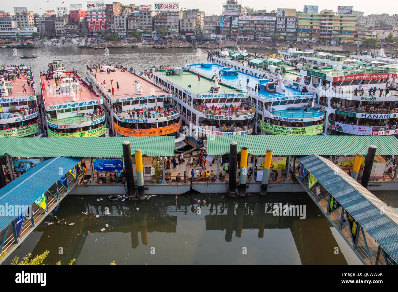 Schöne Startstation am Flussufer bekannt als Sadoghat größte Startstation aus Dhaka, Bangladesch, Südasien am 1. Mai 2022. Stockfoto