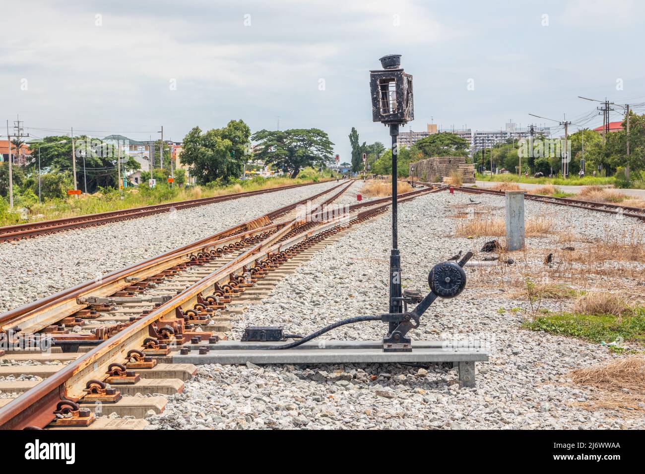 Ein Gleisbau in unmittelbarer Nähe eines Bahnhofs in Thailand Asien Stockfoto