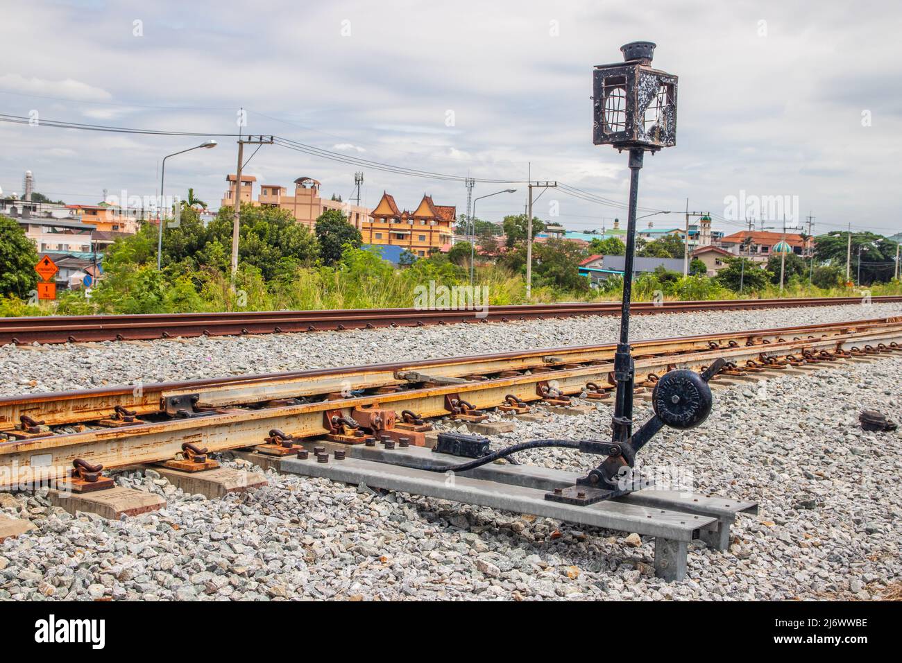 Ein Gleisbau in unmittelbarer Nähe eines Bahnhofs in Thailand Asien Stockfoto