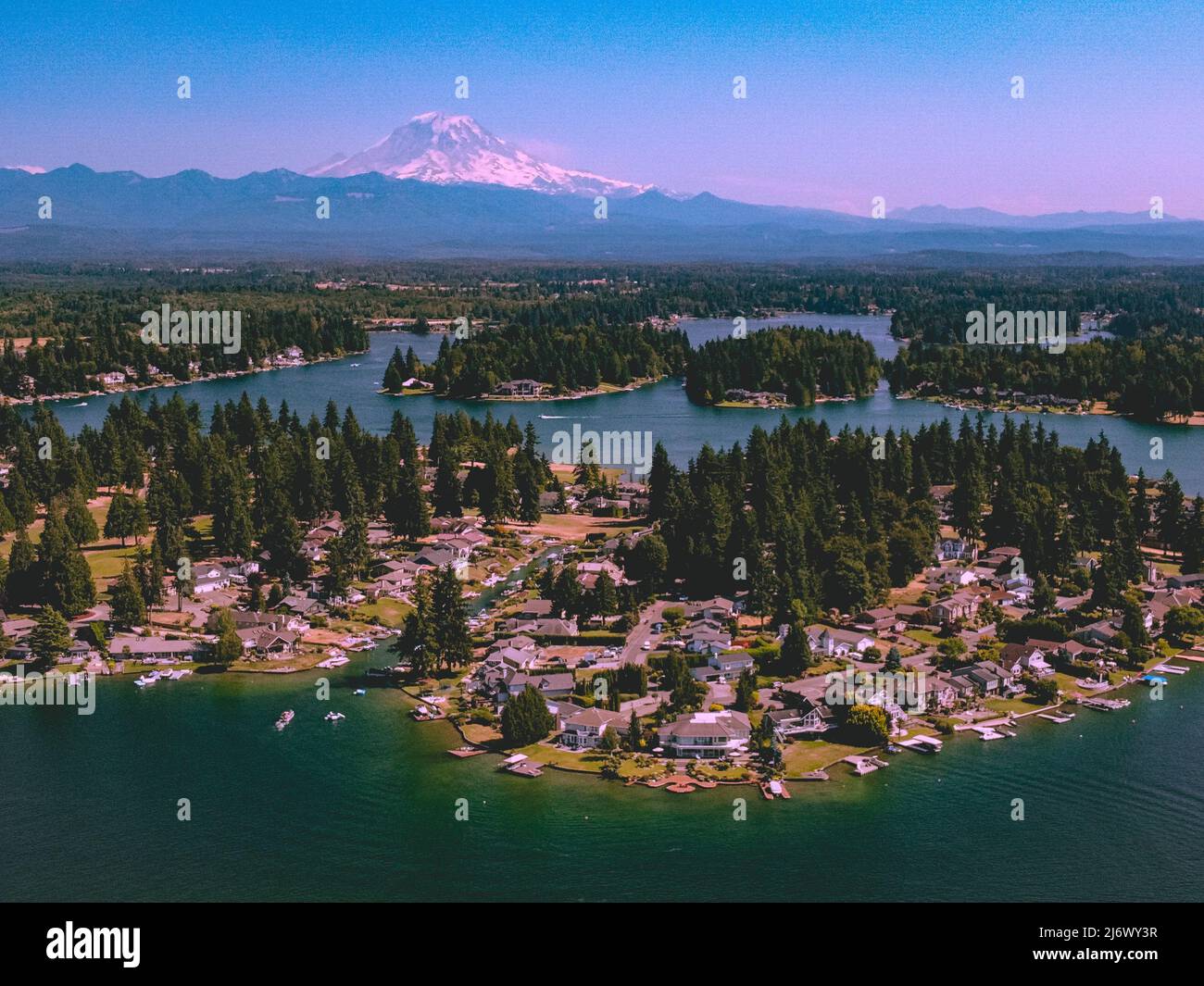 Nachbarschaft am See mit Blick auf die Berge Stockfoto