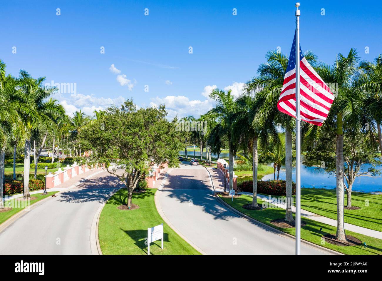 Eingang zum Veronawalk in Naples, Florida mit Brücke zum Torhaus Stockfoto Eingang zum Veronawalk in Naples, Florida mit Brücke zum Torhaus Stockfoto