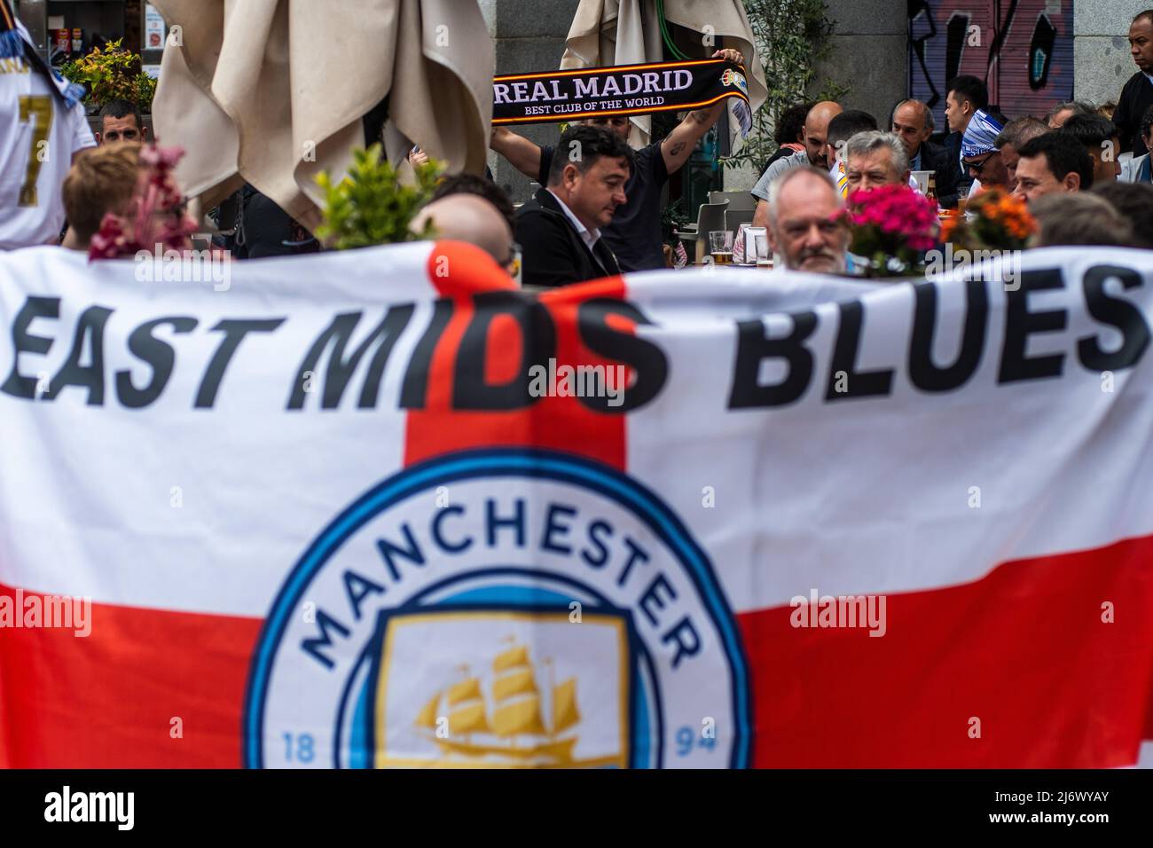 Madrid, Spanien, 04/05/2022, Manchester City und Real Madrid Fans werden auf dem Plaza Mayor Platz vor dem UEFA Champions League Halbfinale, dem zweiten Beinspiel, das im Santiago Bernabeu Stadion stattfinden wird, gesehen. Stockfoto