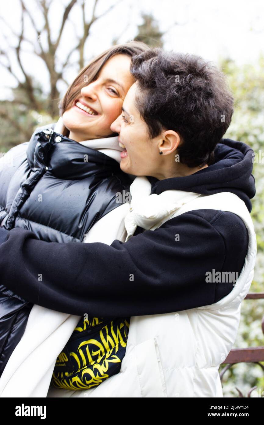 Zwei schöne Mädchen in der Liebe haben Spaß im Freien. Lächelnd lachend schöne junge Frauen glücklich zusammen. Ein Paar Lesben, LGBT, schwule Paare. Pride mont Stockfoto