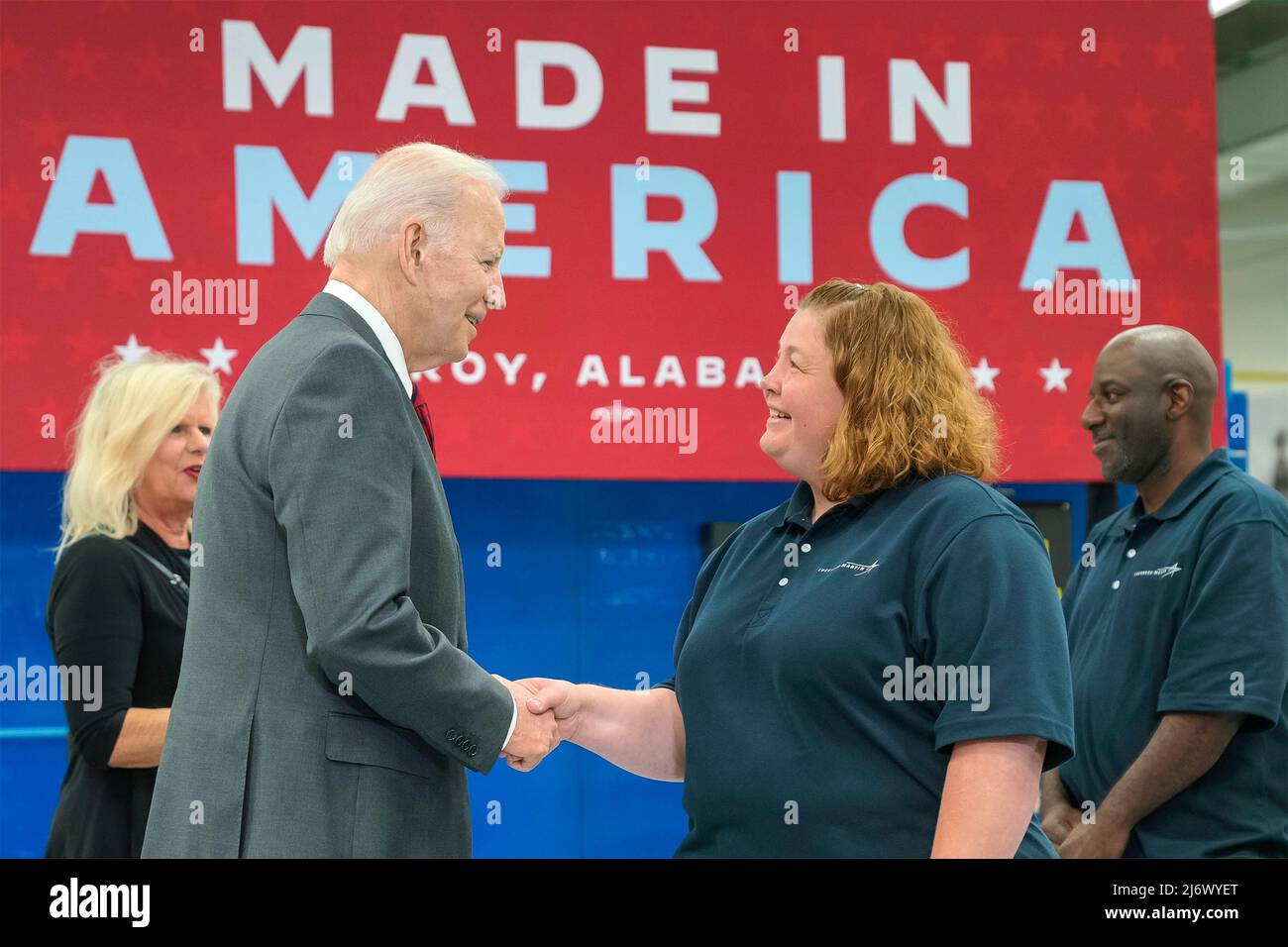 Troy, Vereinigte Staaten von Amerika. 03. Mai 2022. US-Präsident Joe Biden begrüßt einen Montagearbeiter während einer Besichtigung der Fabrik, in der Javelin-Panzerabwehrraketen in der Lockheed Martin Pike County Operations Facility am 3. Mai 2022 in Troy, Alabama, montiert werden. Bild: Adam Schultz/White House Photo/Alamy Live News Stockfoto