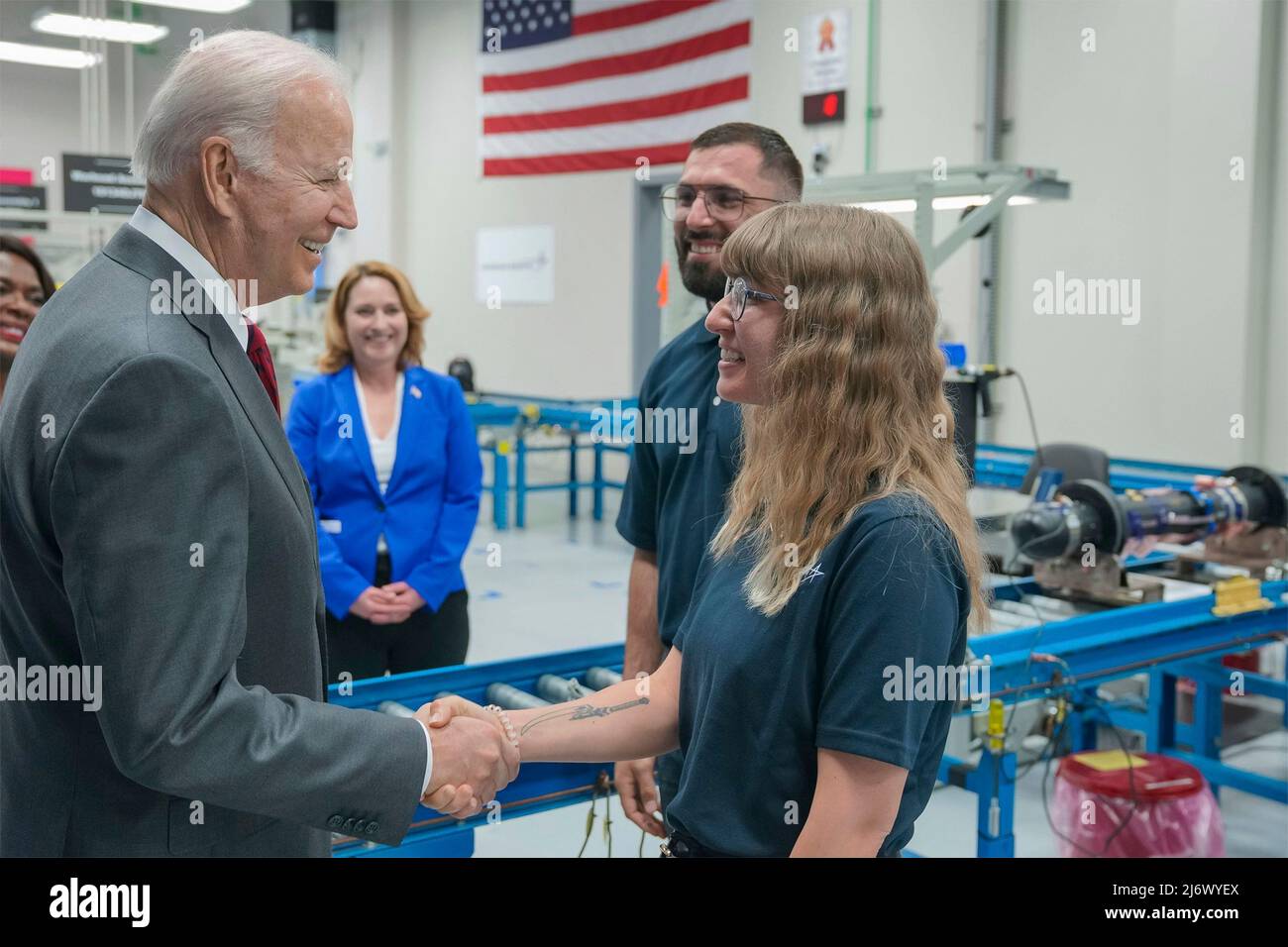 Troy, Vereinigte Staaten von Amerika. 03. Mai 2022. US-Präsident Joe Biden begrüßt einen Montagearbeiter während einer Besichtigung der Fabrik, in der Javelin-Panzerabwehrraketen in der Lockheed Martin Pike County Operations Facility am 3. Mai 2022 in Troy, Alabama, montiert werden. Bild: Adam Schultz/White House Photo/Alamy Live News Stockfoto