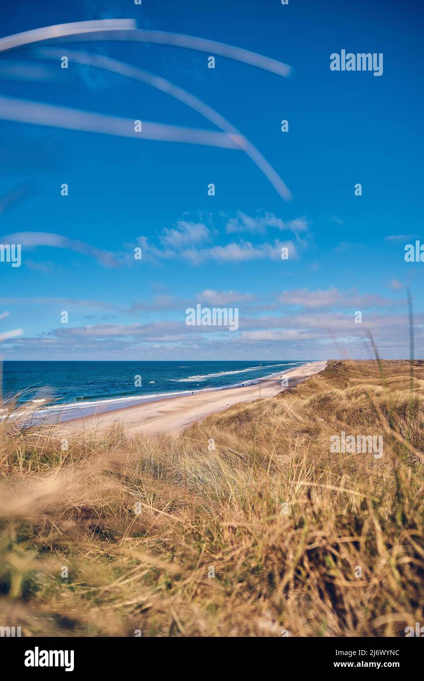 Dänische Nordseeküste im Sommersonnenlicht. Hochwertige Fotos Stockfoto