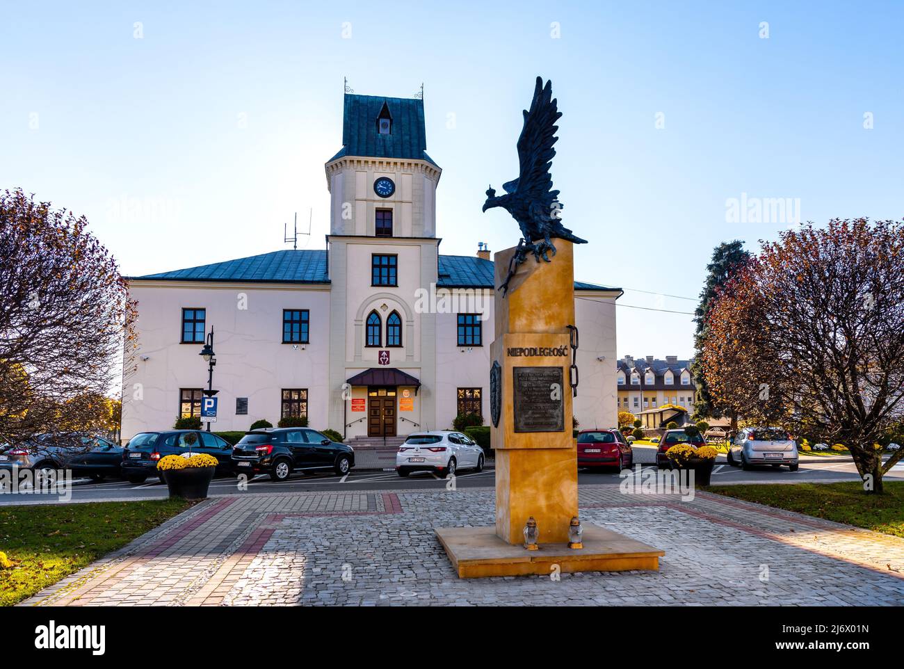 Sedziszow Malopolski, Polen - 1. November 2021: Gedenkstätte zur Unabhängigkeit 100 von Ryszard Gwozdz - vor dem Ratusz Rathaus in Rynek Marke Stockfoto