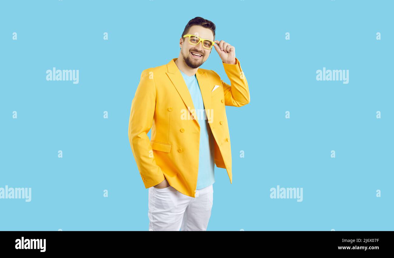 Porträt eines lächelnden Mannes in einer Brille auf blauem Hintergrund Stockfoto