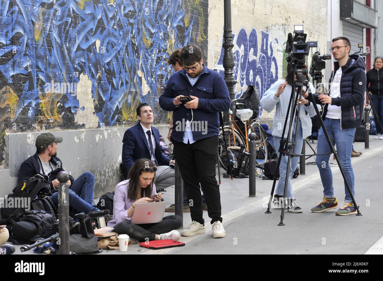 FRANKREICH. PARIS (75) 11TH ARR. PASSAGE DUBAIL. JOURNALISTEN UND TV-TEAMS VOR DEM PARTEIHAUPTSITZ VON LA FRANCE INSOUMISE (WAHLKAMPF FÜR TH Stockfoto