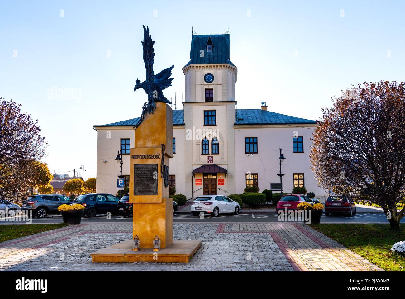 Sedziszow Malopolski, Polen - 1. November 2021: Gedenkstätte zur Unabhängigkeit 100 von Ryszard Gwozdz - vor dem Ratusz Rathaus in Rynek Marke Stockfoto