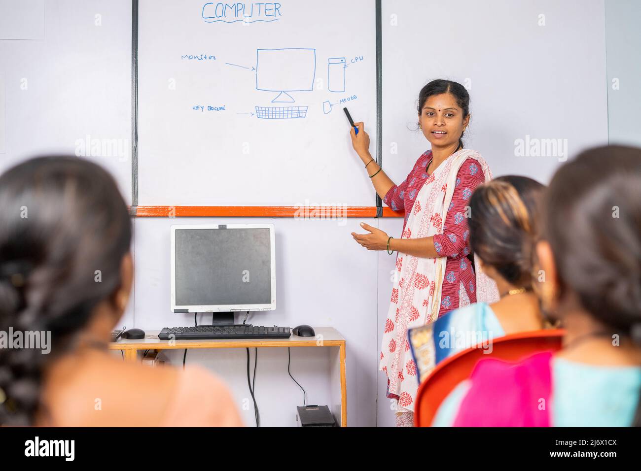 Gruppe von indischen Frauen hören Computer-Klasse von professionellen Lehrer - Konzept der Lerntechnologie, Empowerment und Gleichheit Stockfoto