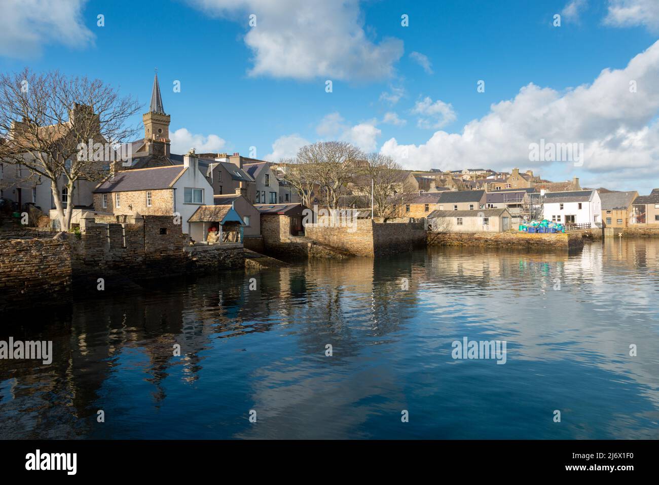 Blick auf den Hafen, Stromness, Orkney, UK 2022 Stockfoto
