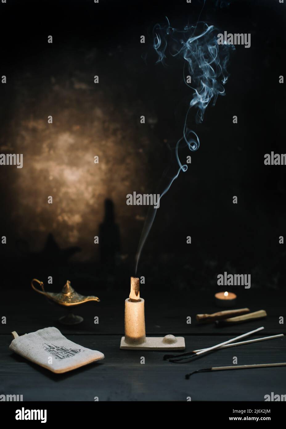 Palo Santo brennt mit Rauch in einem schönen Kerzenständer. Heilung, Meditation, Entspannung, reinigendes Konzept. Palo santo Holz, aromatische Sticks o Stockfoto