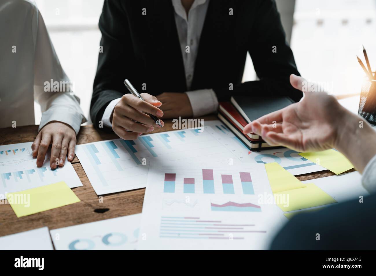 Zusammenarbeit im Geschäftsteam, Besprechung der Arbeitsanalyse mit Finanzdaten und Diagramm zum Marketingwachstum im Team, Präsentation und Brainstorming Stockfoto