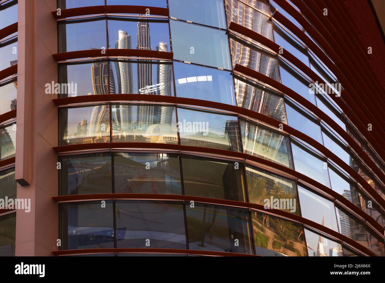 Luxushotel Dubai, außergewöhnliche Architektur, Spiegelung in den Glasfenstern der Dubai Oper das glitzernde Luxushotel The Address in Dubai Stockfoto