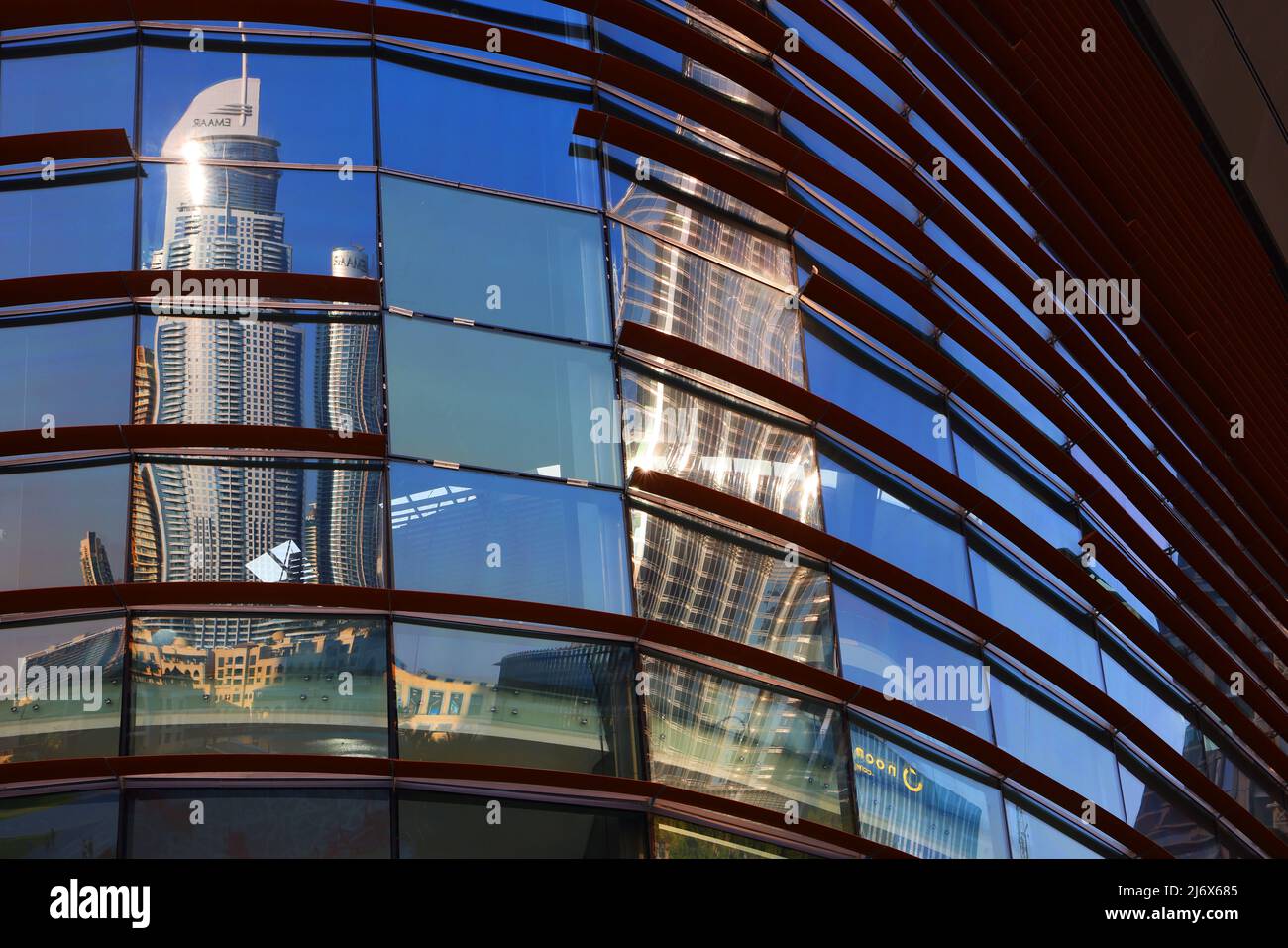 Luxushotel Dubai, außergewöhnliche Architektur, Spiegelung in den Glasfenstern der Dubai Oper das glitzernde Luxushotel The Address in Dubai Stockfoto