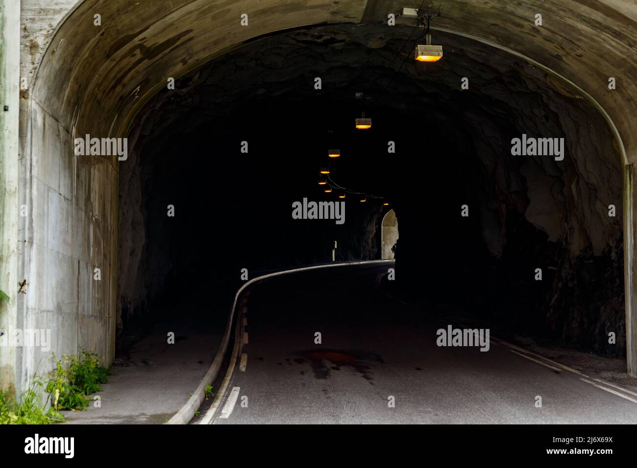 Verwinkelte dunkle Tunnel, Licht am Ende des Tunnels Stockfoto