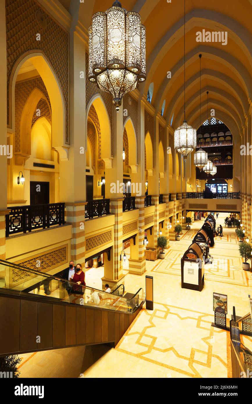 Architektur, Dubai, Souk, Shopping, Souk al Bahar beherbergt Geschäfte und Restaurants und ist ein kulturelles Erlebnis mit traditioneller Kultur Stockfoto