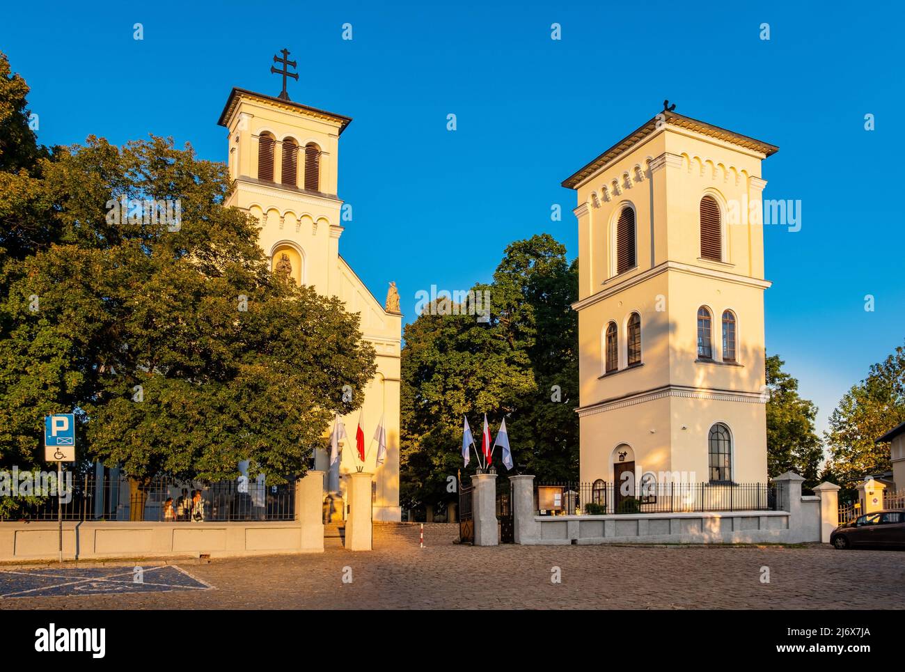 Warschau, Polen - 22. Mai 2020: neoromanische St. Katharinen-Kirche und Glockenturm in der Dolina Sluzewiecka Straße im Warschauer Stadtteil Ursynow Stockfoto