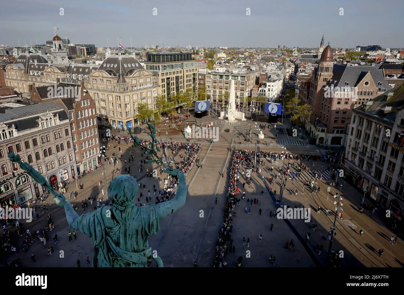 2022-05-04 17:17:24 AMSTERDAM - Überblick über den Damm vor dem Nationalen Gedenktag auf dem Dam-Platz. ANP POOL KOEN VAN WEEL niederlande Out - belgien Out Stockfoto