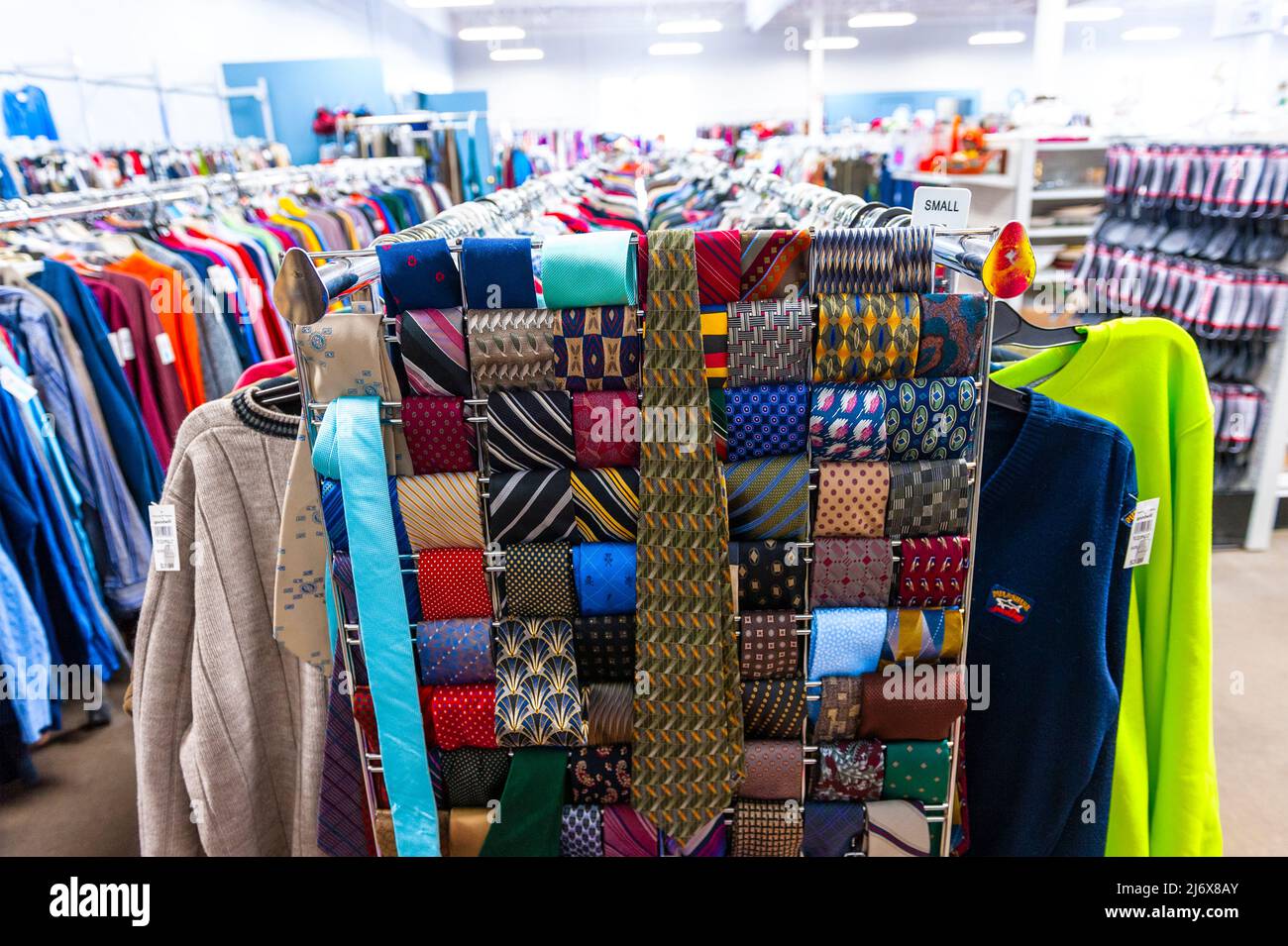 Krawatten zum Verkauf in einem Second Hand Store in der Nähe von Ludington, Michigan, USA. Stockfoto