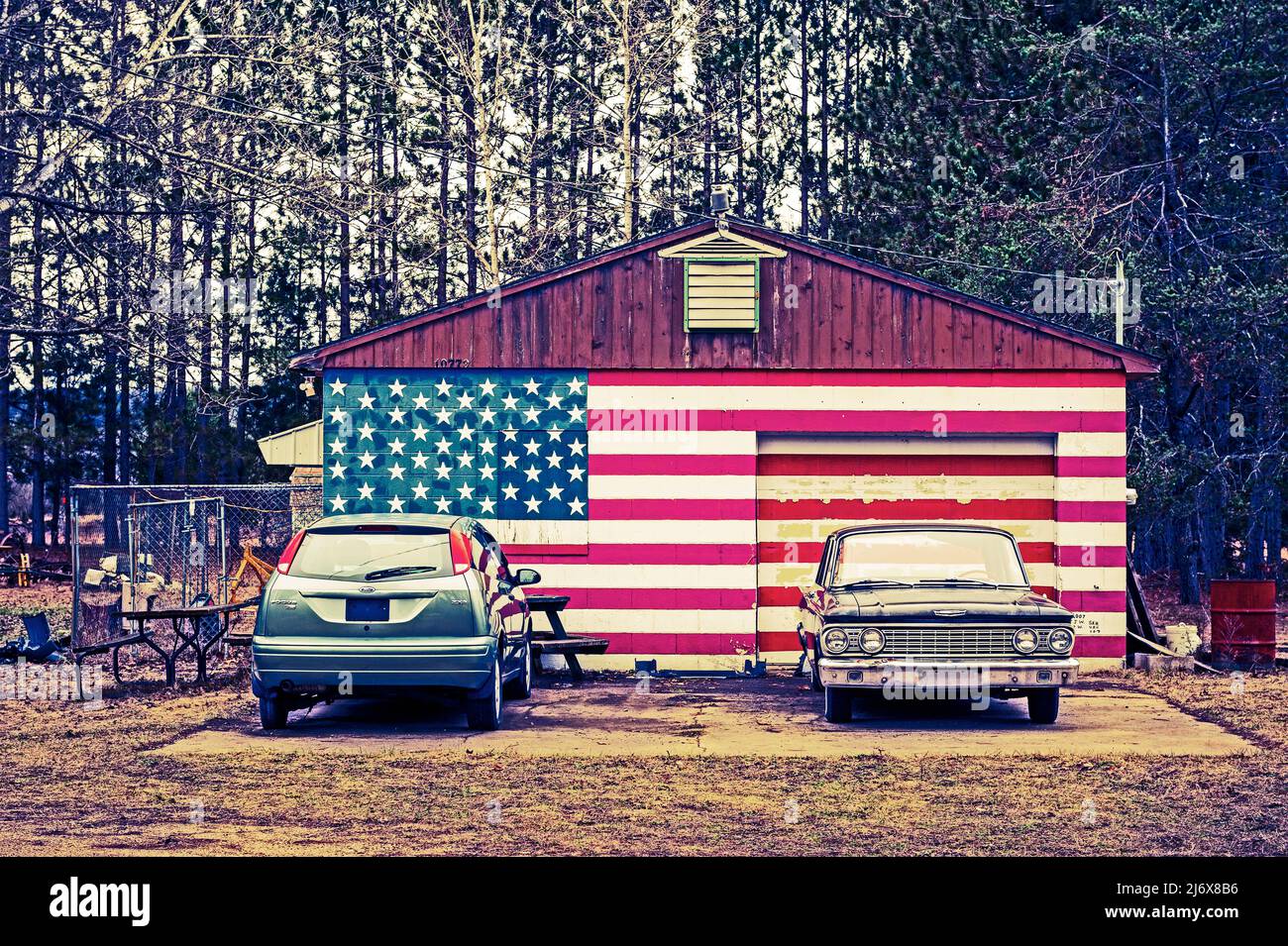 Flagge bemalt Garage Front, Manistee County, Michigan, USA. Fotografie von Jeffrey Wickett, Northlight Photography. https://northlight.blog/ Stockfoto