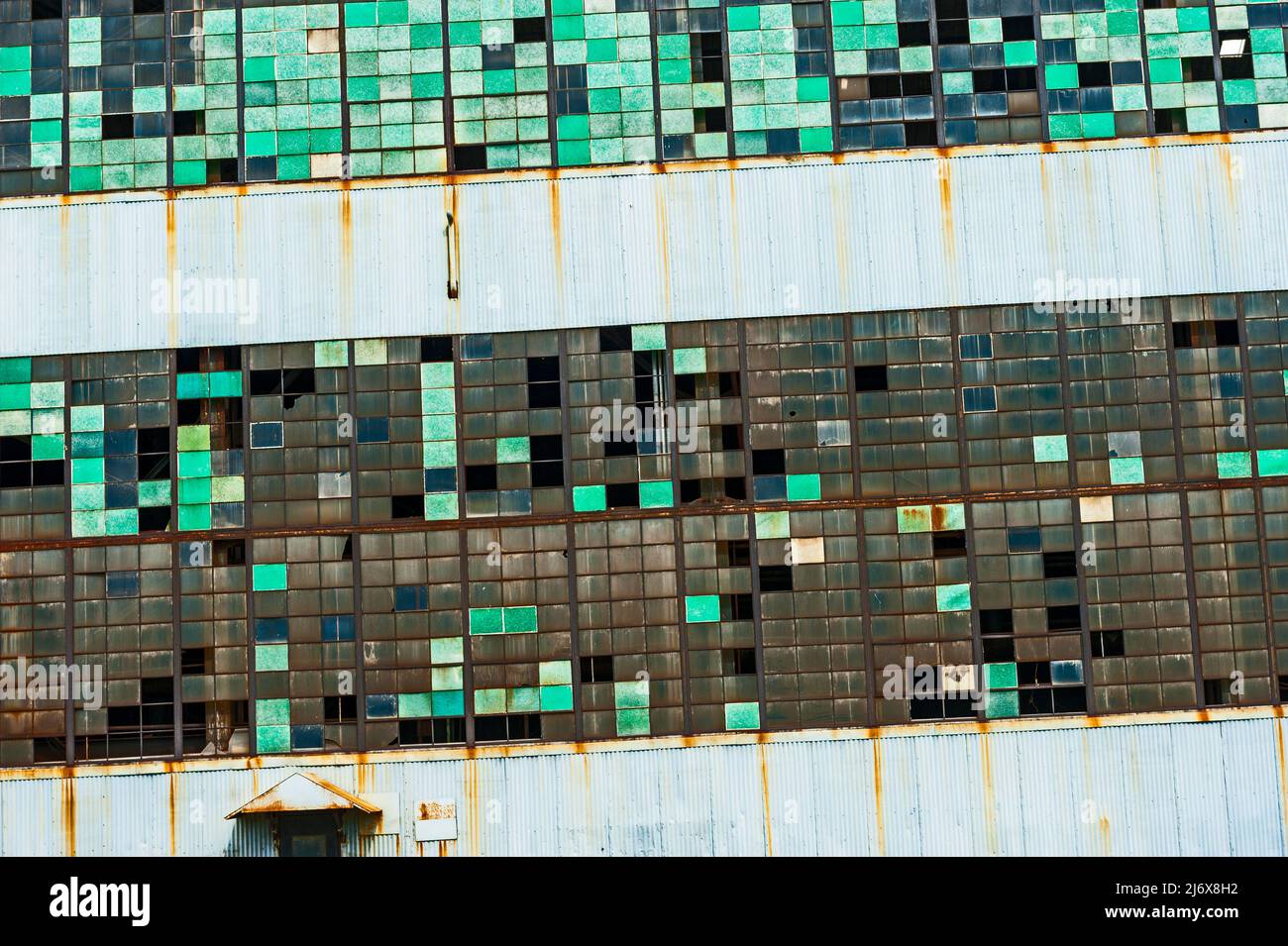 Fenster-Schmerzmuster auf dem versperrten und kürzlich abgerissen McLouth Steel Werk in Trenton, Michigan, USA. Stockfoto