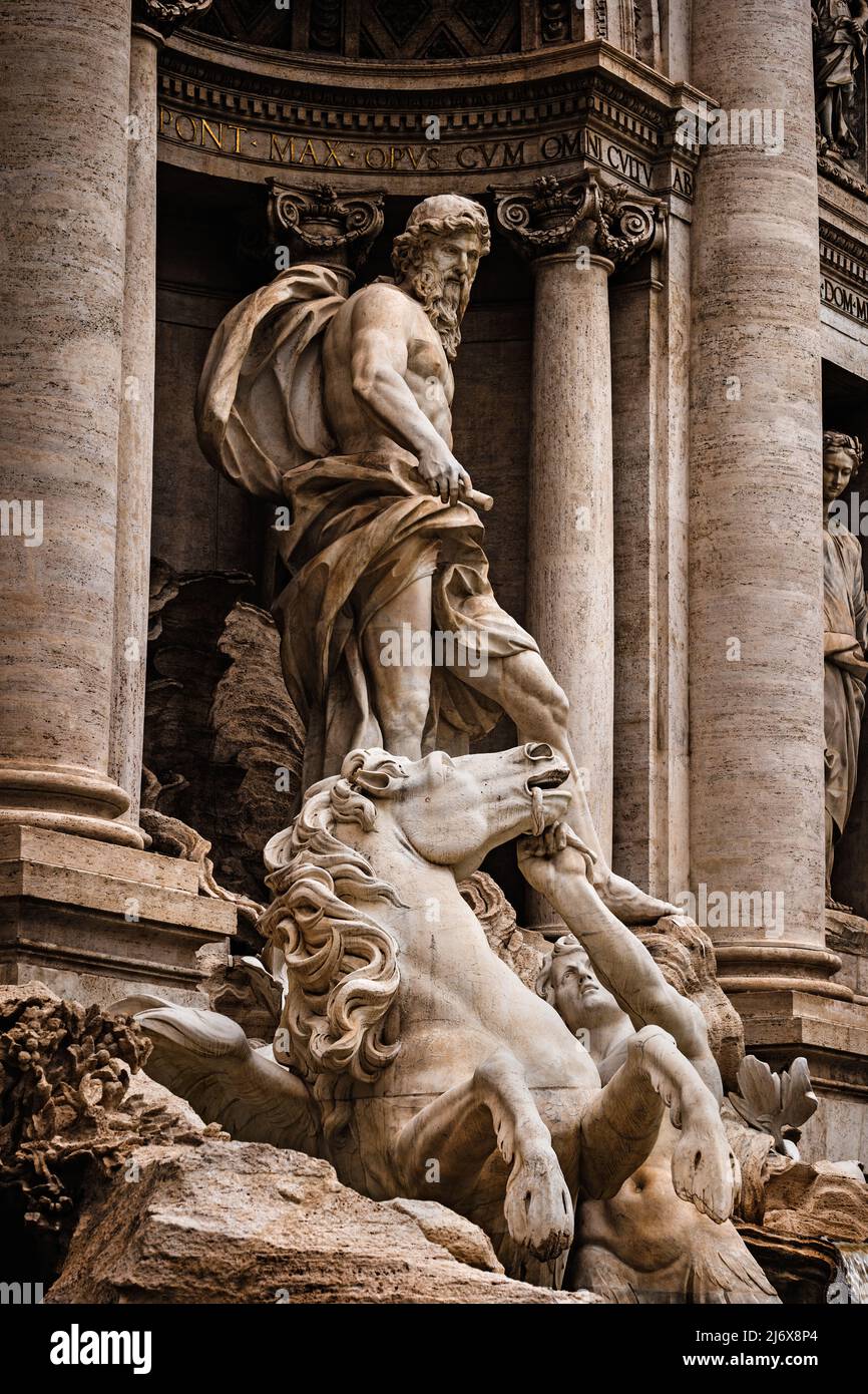 Statue des Ozeanus und des wilden Seepferdes, die seinen Wagen am Trevi-Brunnen in Rom, Italien, ziehen. Barocke Skulptur aus dem 18.. Jahrhundert. Stockfoto