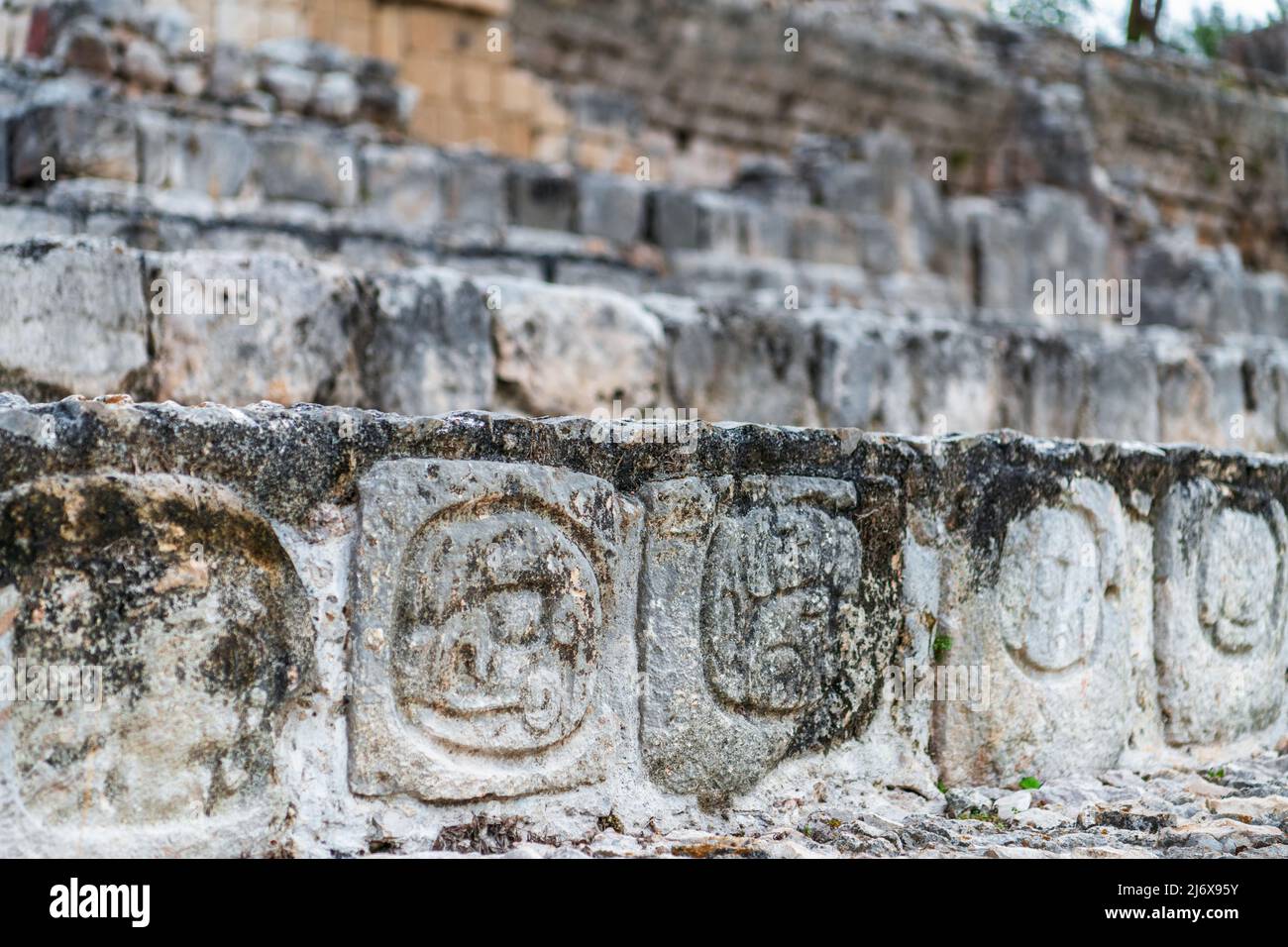 Hieroglyphische Treppe am Fuße der zentralen Treppe des alten fünfstöckigen maya-Tempels, Ausgrabungsstätte Edzna, Campeche, Mexiko Stockfoto