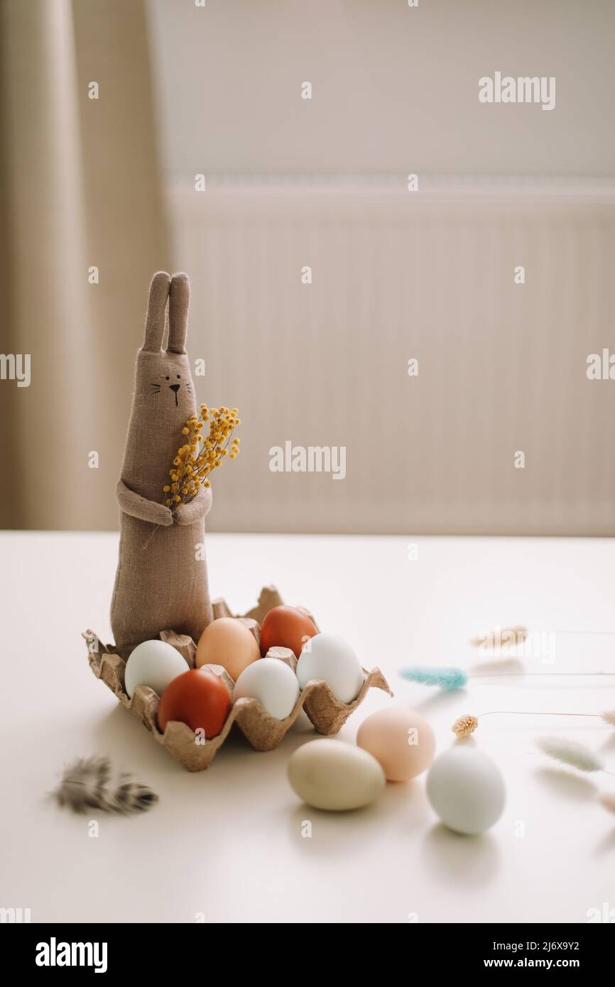 Happy Easter Konzept. Lustige handgemachte Hase Kaninchen Spielzeug und Hühnereier. Stockfoto