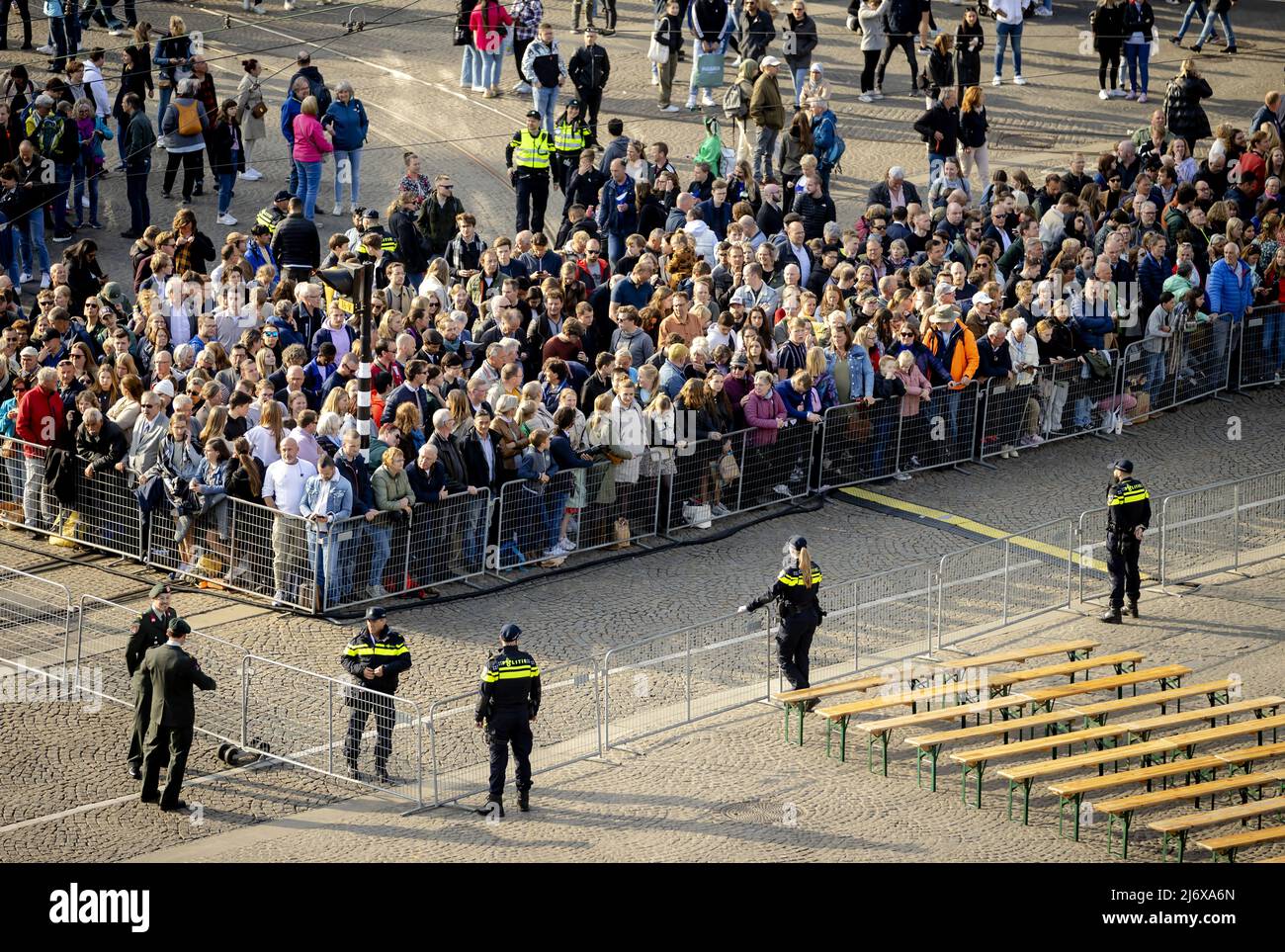 2022-05-04 18:43:06 AMSTERDAM - Überblick über den Damm vor dem Nationalen Gedenktag auf dem Dam-Platz. REMKO DE WAAL niederlande aus - belgien aus Stockfoto