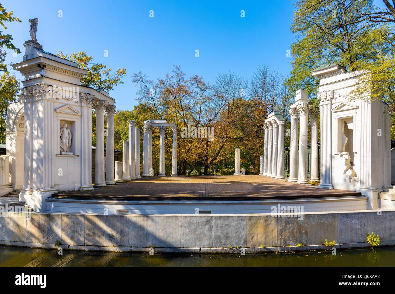 Warschau, Polen - 10. September 2021: Historisches Amphitheater im Royal Lazienki Krolewskie Park in der Nähe des Palastes auf der Isle Palac na Wodzie in Ujazdow Stockfoto